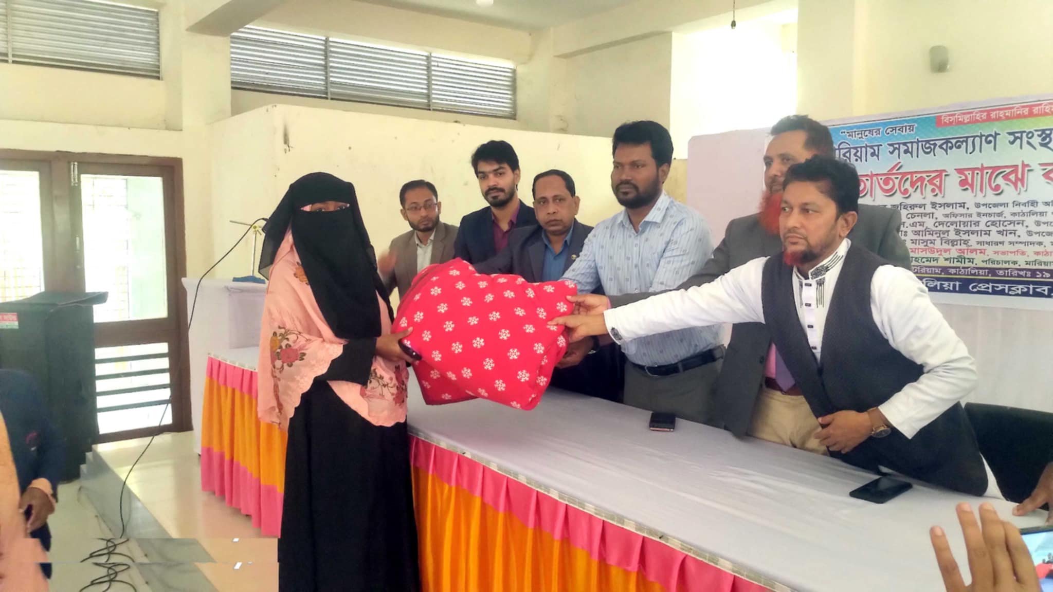 ঝালকাঠির কাঠালিয়ায় শীতার্তদের মাঝে কম্বল বিতরণ