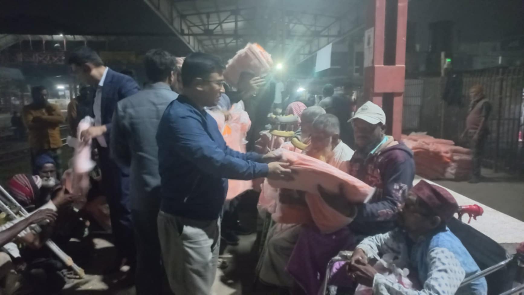 শীতের রাতে ব্রাহ্মণবাড়িয়া জেলা প্রশাসনের উষ্ণতা