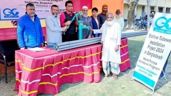 গাইবান্ধার সুবিধা বঞ্চিত ৯৬ পরিবার পেল বিনামূল্যে টিউবয়েল।