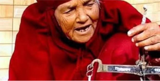 জীবন যুদ্ধে হার না মানা বৃদ্ধা আলেমা বেওয়া।