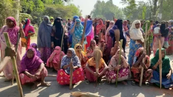 ভূঞাপুরে অবৈধ বালু উত্তোলন বন্ধে এলাকাবাসীর বিক্ষোভ-অবরোধ