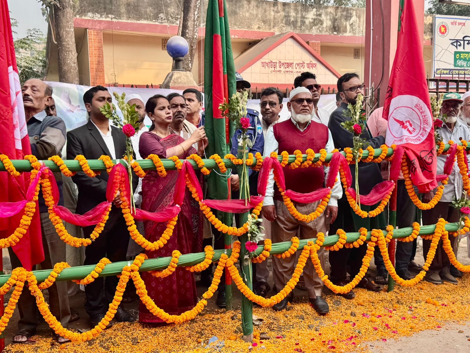 আখাউড়ায় ৭১ এর পতাকা উড়ানোর স্থানে সমবেত কণ্ঠে জাতীয় সংগীত