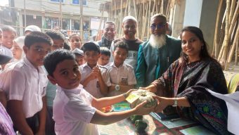 সবজি দেখে শিক্ষার্থীরা লিখলো খাতায়