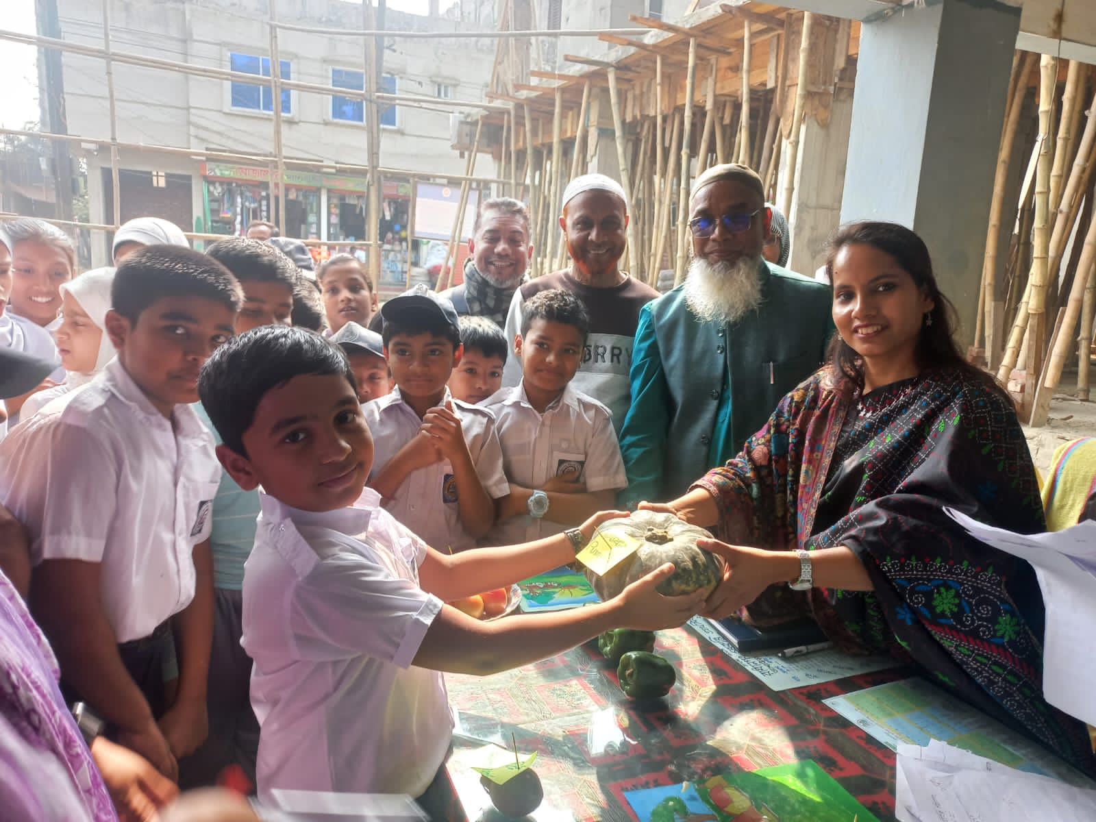 সবজি দেখে শিক্ষার্থীরা লিখলো খাতায়
