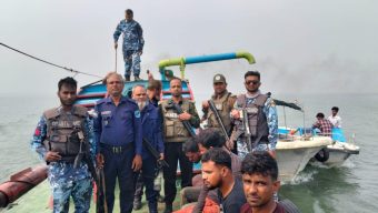 যমুনায় অবৈধভাবে বালু উত্তোলনের দায়ে আটক ৫ , ড্রেজার জব্দ।