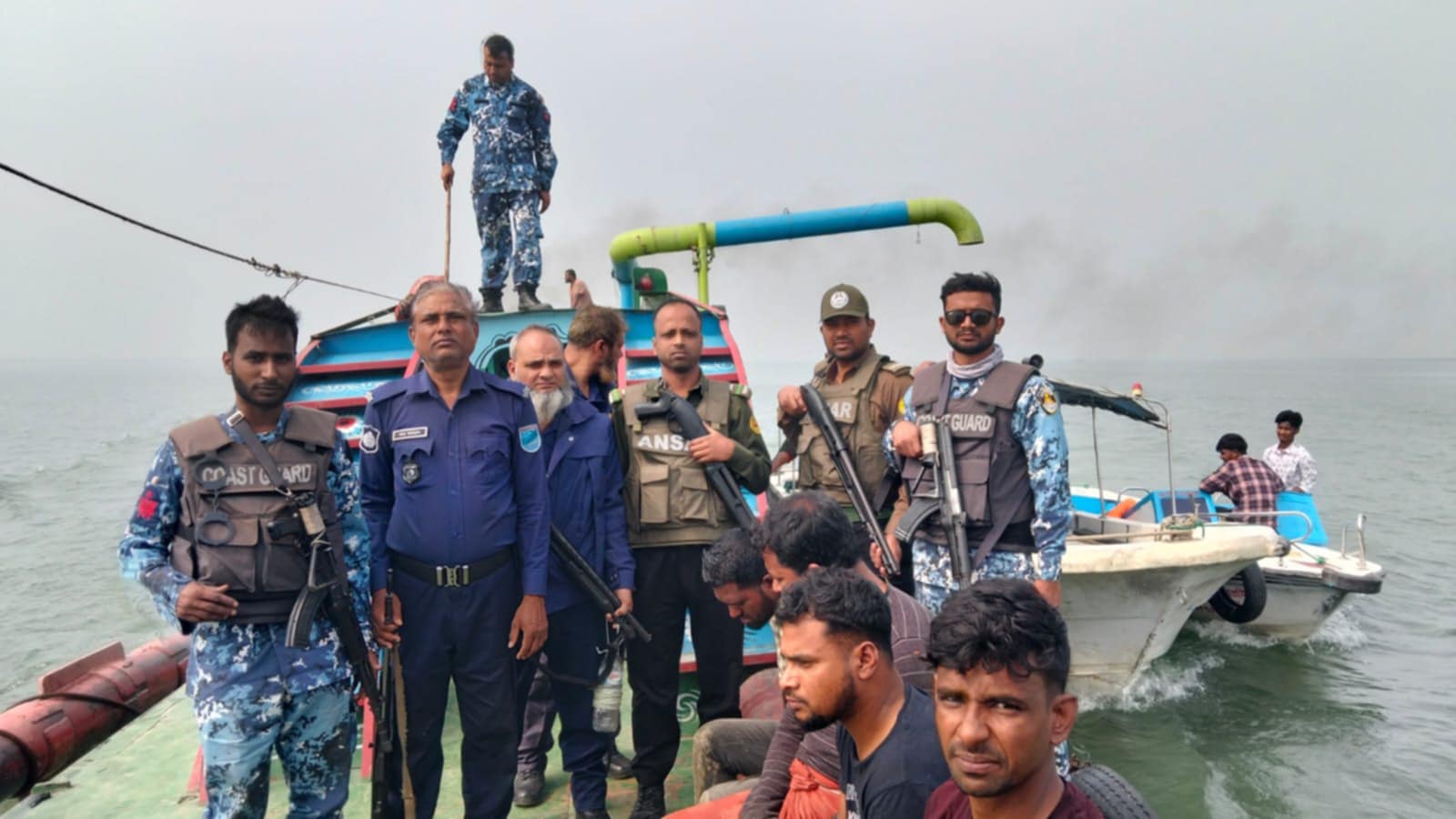 যমুনায় অবৈধভাবে বালু উত্তোলনের দায়ে আটক ৫ , ড্রেজার জব্দ।