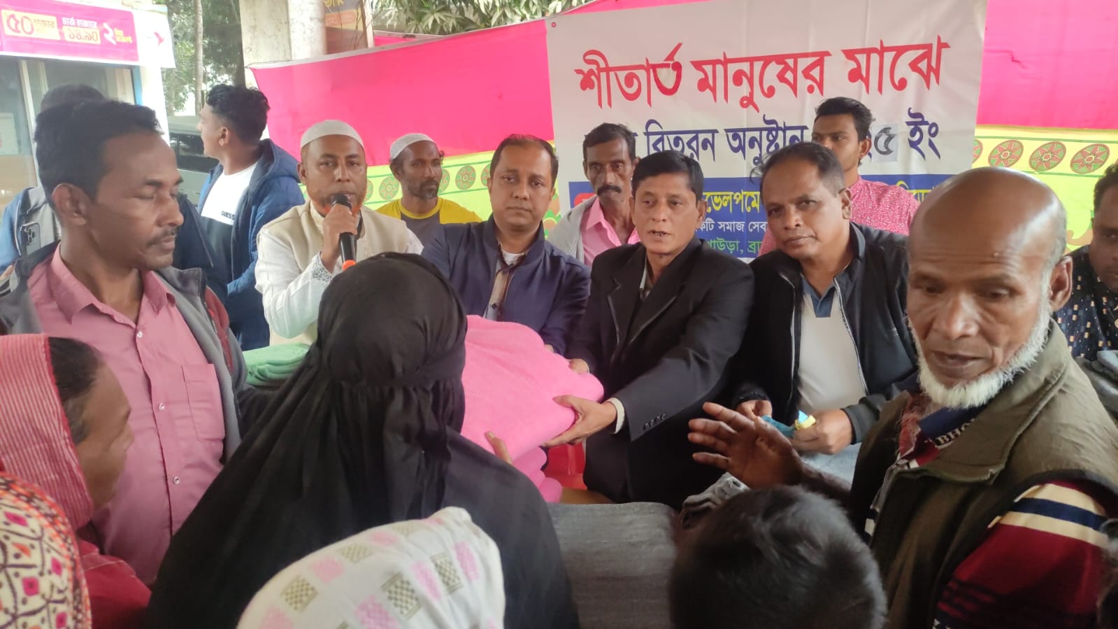 আখাউড়ায় শীতার্ত মানুষের মাঝে কম্বল বিতরণ।