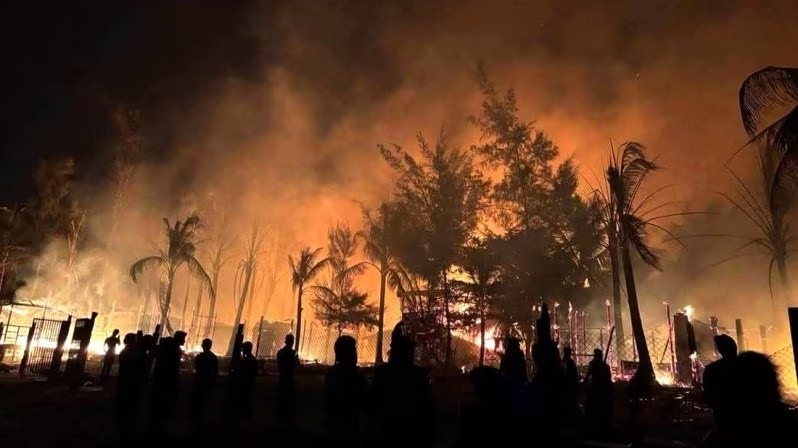 কক্সবাজারে  সেন্টমার্টিন  পুঁড়ে ছাই,