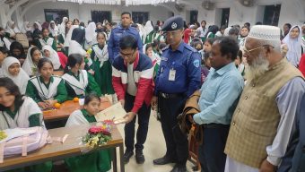 মঞ্চ থেকে নেমে প্রতিবন্ধী শিক্ষার্থীর হাতে  উপহার ও সনদ তুলে দিলেন অতিথিরা