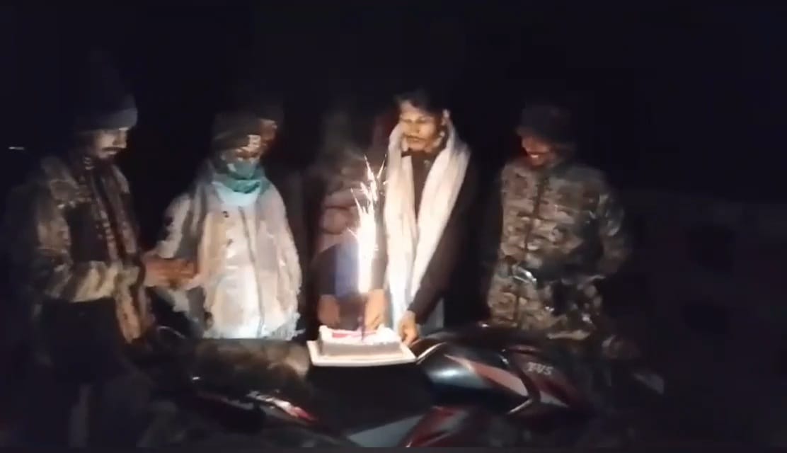 প্রতিষ্ঠাবার্ষিকী উপলক্ষে ব্রাহ্মণবাড়িয়ায় ছাত্রলীগের  মিছিল, মোটর সাইকেলে রেখে কেক কাটা