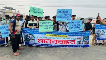 মহাসড়কে ডাকাতি বন্ধের দাবিতে সড়ক অবরোধ ও মানববন্ধন করলেন বাংলাদেশ হালকা মোটরযান চালক মালিক ঐক্য পরিষদ