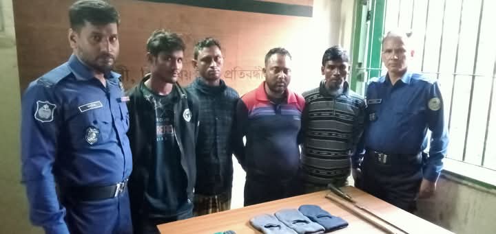 বরগুনায় ডাকাতি প্রস্তুতিকালে চার ডাকাত আটক।