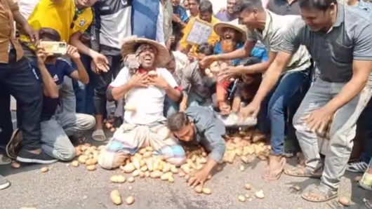 রাজশাহীর পবায় রাস্তায় আলু ফেলে কৃষকদের বিক্ষোভ
