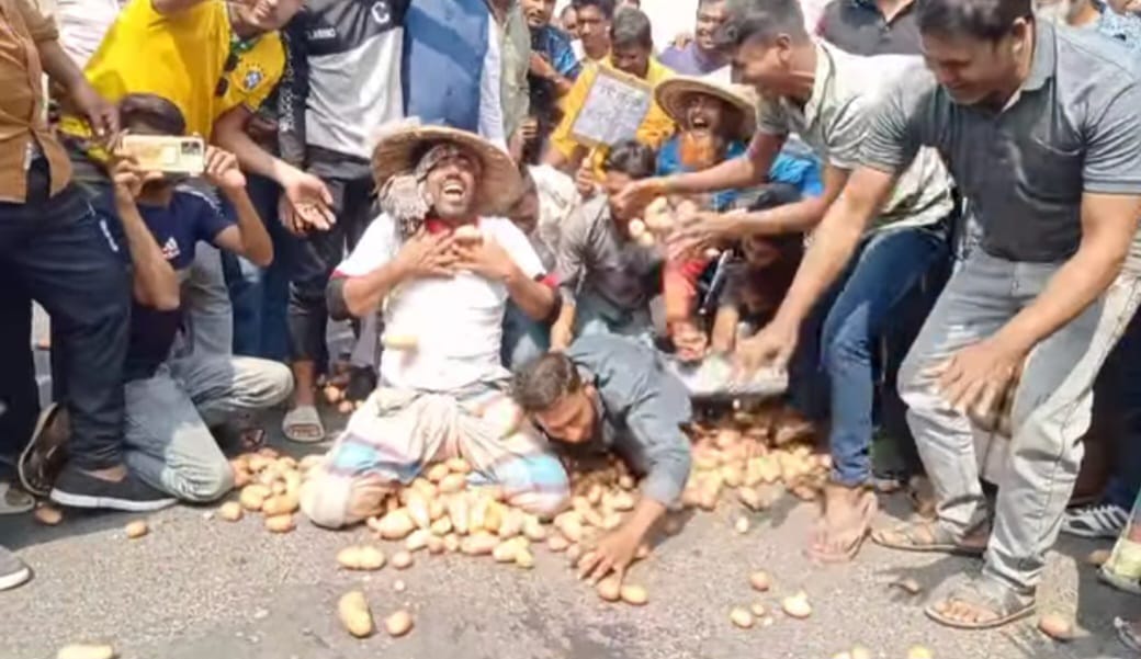 রাজশাহীর পবায় রাস্তায় আলু ফেলে কৃষকদের বিক্ষোভ