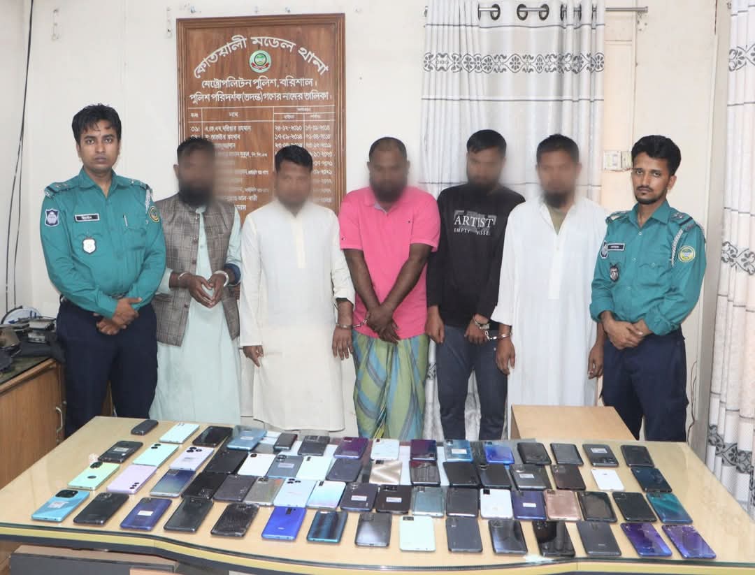 চরমোনাই মাহফিলে চুরি হওয়া ৬৪টি মোবাইল ফোন ২৪ ঘন্টার মধ্যে উদ্ধার,   সদস্য আটক ৫