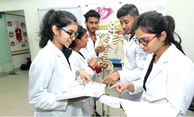 পাঁচ দফা দাবিতে মেডিক্যাল শিক্ষার্থীরা কর্মবিরতিতে