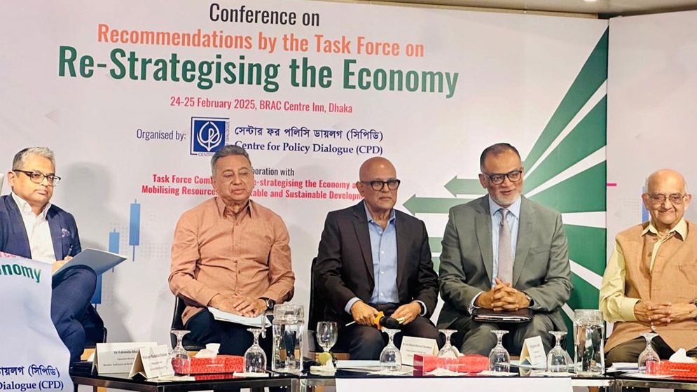 অপ্রয়োজনীয় প্রকল্প ও অর্থ পাচারে বড় ক্ষতি”