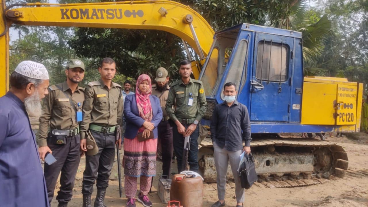 চান্দিনায় উপজেলা প্রশাসনের অভিযানে ২ অবৈধ ভেকুর যন্ত্রাংশ জব্দ,১ লক্ষ  টাকা জরিমানা