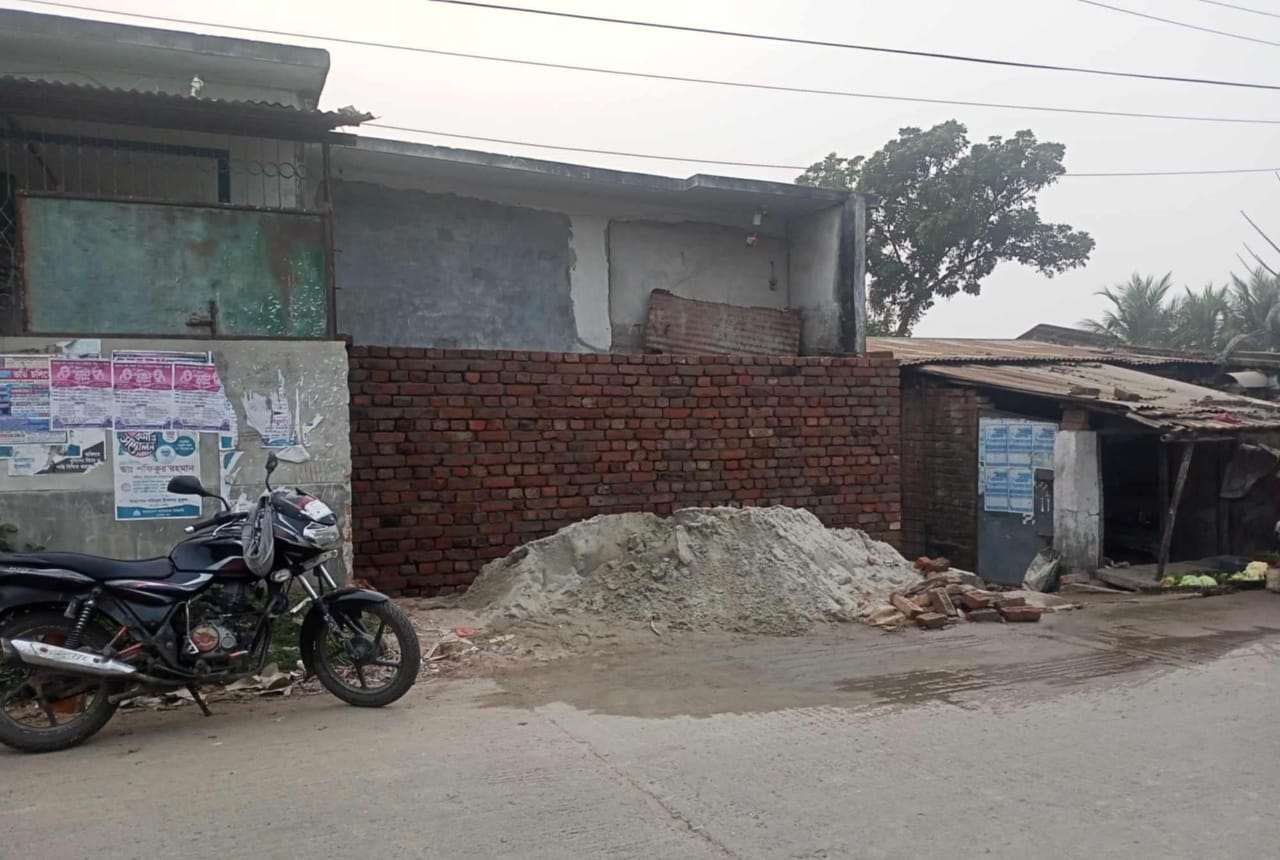 দহাকুলা যুব সংঘের পাকা ঘর ভেঙে গুড়িয়ে দিয়ে জবরদ খলের অভিযোগ 