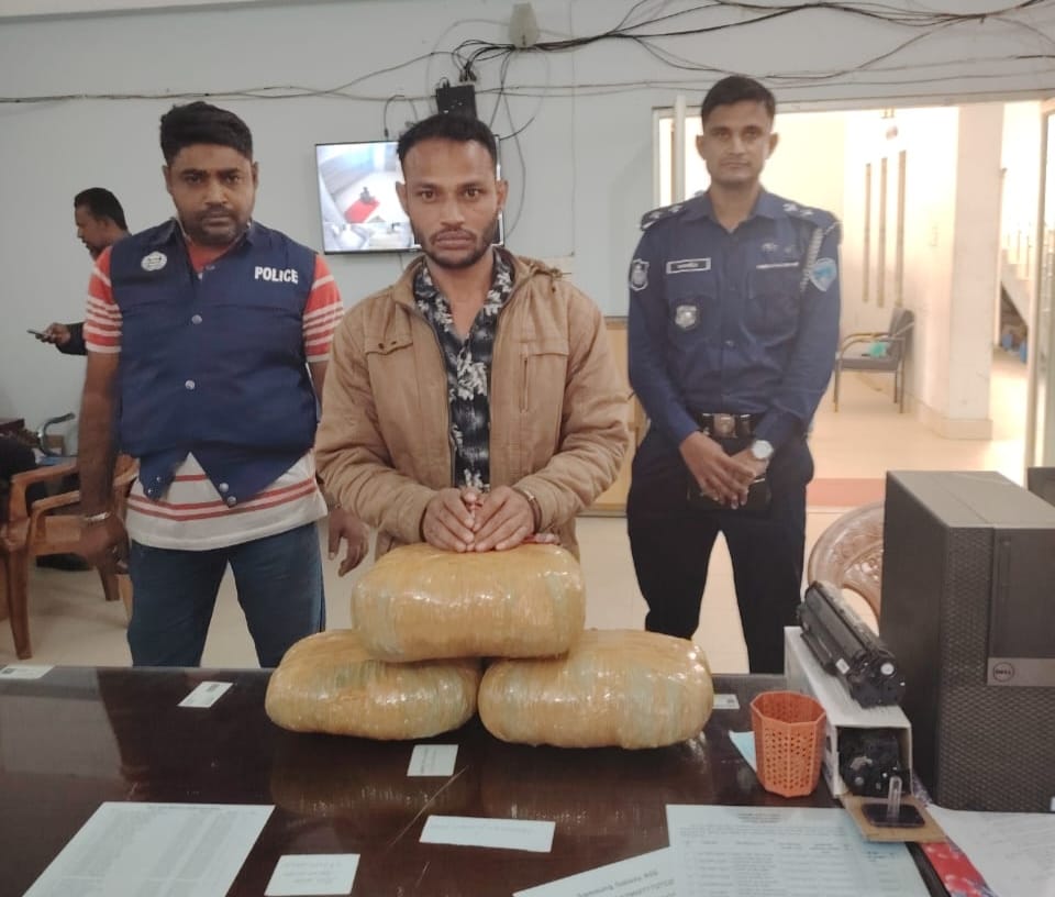 কসবায় সাত কেজি গাজাসহ ইউ,পি পুলিশ আটক।
