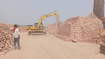 লালপুরে ইট ভাটায় অভিযান, প্রতিবাদে সড়ক অবরোধ