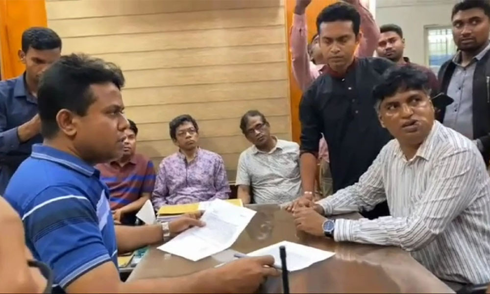 গণমাধ্যমকর্মীদের ওপর বরখাস্তকৃত এসপির হামলায় অভিযোগ দায়ের”