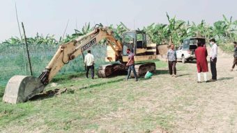 রাজশাহীর পুঠিয়ায় ভূ-গর্ভস্থ মাটি উত্তোলন, এক্সেভেটরের ৪টি ব্যাটারি জব্দ””