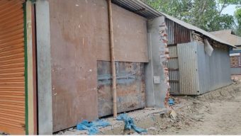 চান্দিনায় জোর করে ঘর, দেয়াল ভেঙে রাস্তা নির্মাণের অভিযোগ”