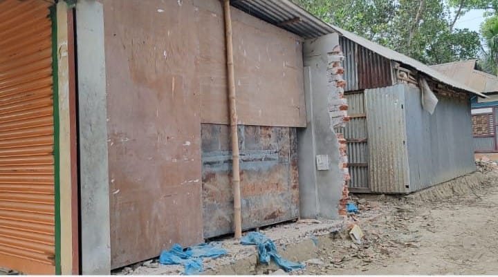 চান্দিনায় জোর করে ঘর, দেয়াল ভেঙে রাস্তা নির্মাণের অভিযোগ”