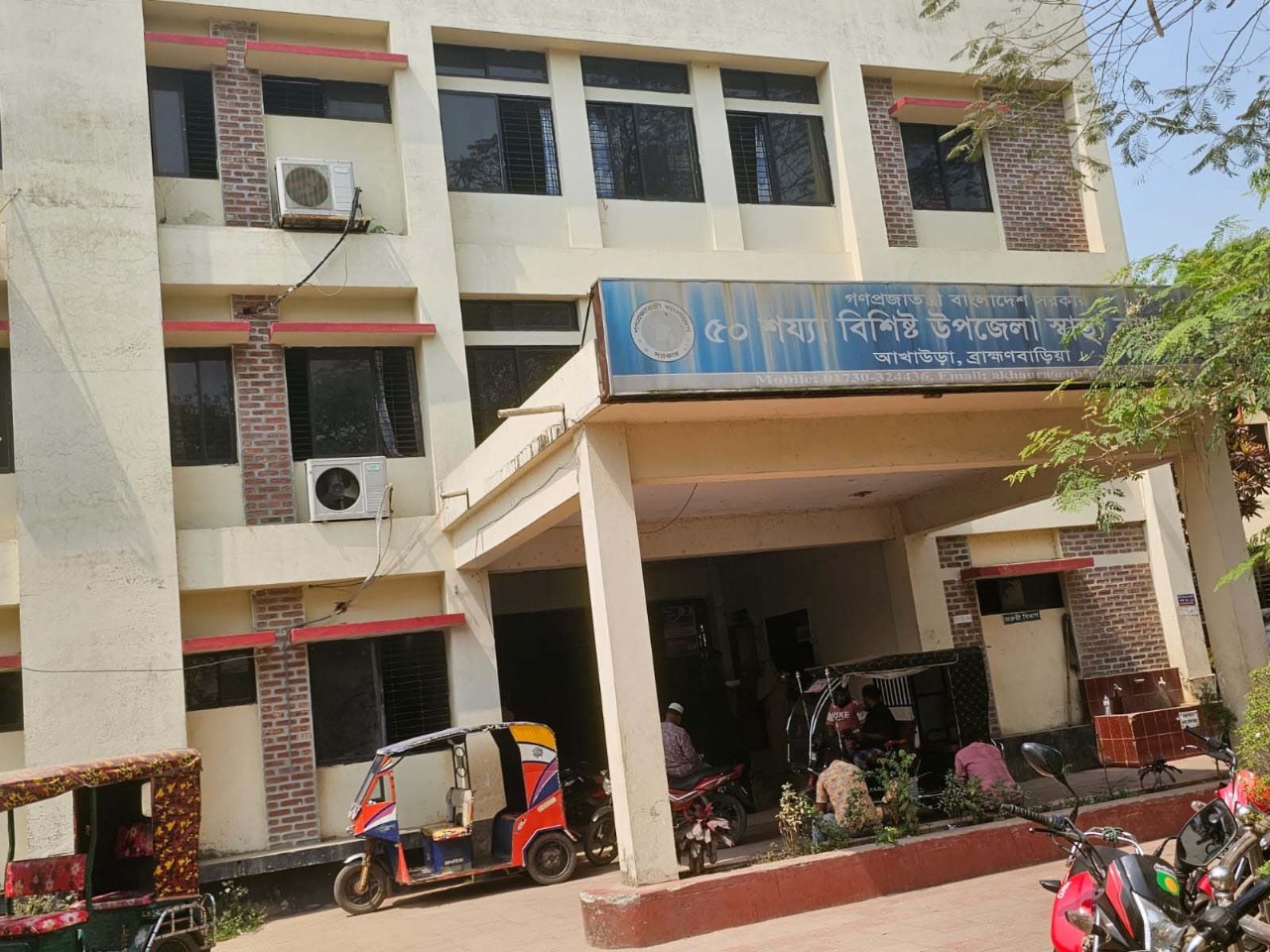সঙ্গে থাকা বাচ্চা মেরে কুকুরটি কামড়ালো বৃদ্ধ, শিশুসহ ছয়জনকে”