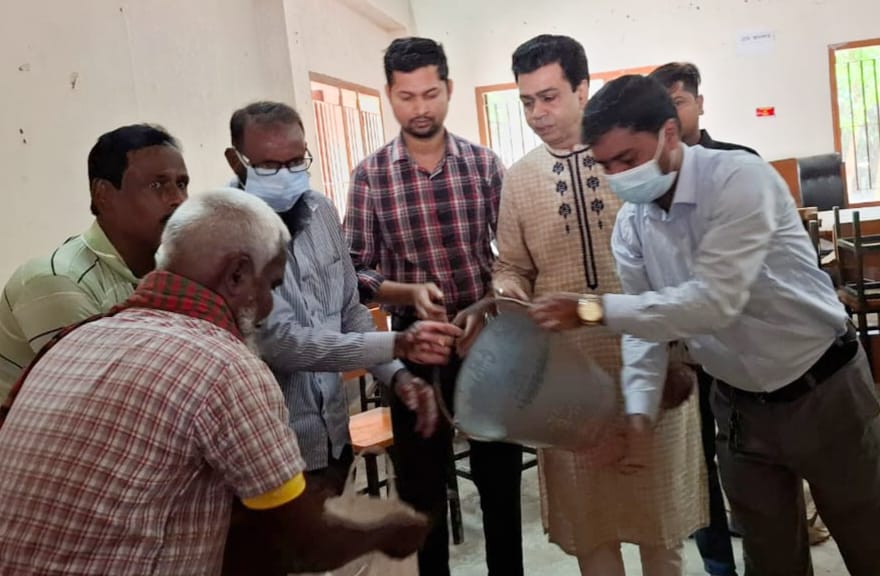 ঘিওরে ১২ শত ১০ জন সুবিধাভোগীর মাঝে ভিজিএফের চাউল বিতরণ