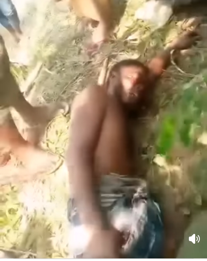 চরফ্যাশনে চোর সন্দেহে ধাওয়া করে ধরে চোখ তুলে নিলো গ্রামবাসী”
