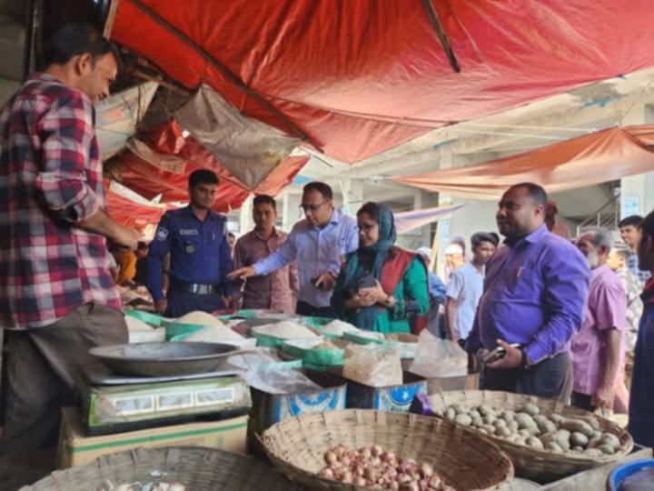 জামালপুর সদর উপজেলার প্রশাসন রমজানে দ্রব্যমূল্য সহনীয় পর্যায়ে মোবাইল কোর্ট পরিচালনা করেন-