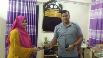 জান্নাতের হারানো মোবাইল ফিরিয়ে দিলেন মিরপুর  মডেল থানার ওসি সাজ্জাদ রোমন