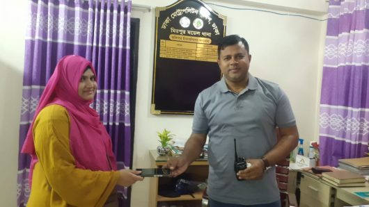 জান্নাতের হারানো মোবাইল ফিরিয়ে দিলেন মিরপুর  মডেল থানার ওসি সাজ্জাদ রোমন