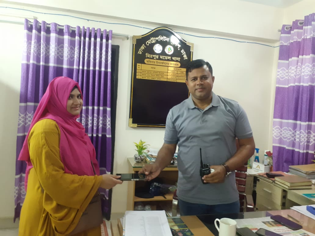 জান্নাতের হারানো মোবাইল ফিরিয়ে দিলেন মিরপুর  মডেল থানার ওসি সাজ্জাদ রোমন
