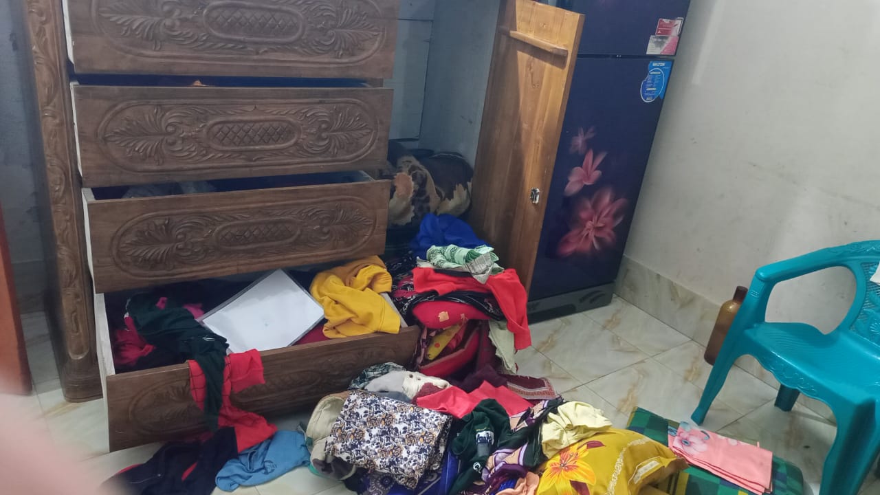 ঢাকা সদরঘাট  সূত্রাপুর থানাস্থ  কাগজীটোলা মহল্লায়   দুর্ধর্ষ  ডাকাতি হয়েছে।