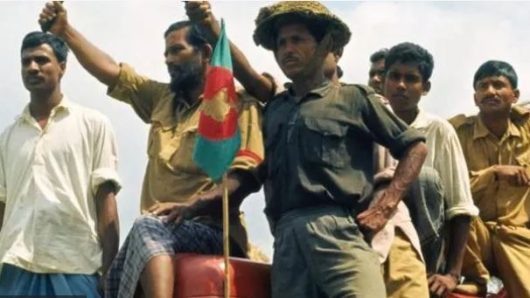 বাংলাদেশের প্রথম পতাকা তৈরি ও উড়ানোর কাহিনী