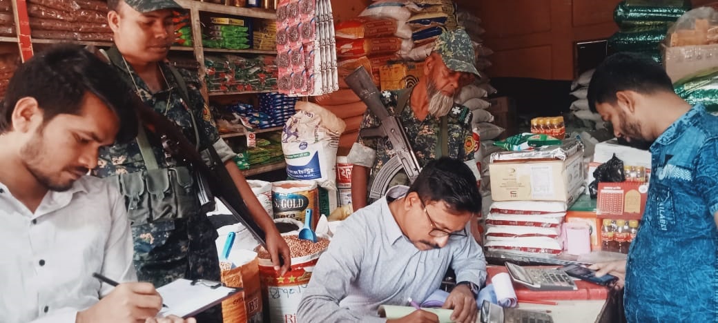 ব্রাহ্মণবাড়িয়ায় বেশি দামে তেল বিক্রির অভিযোগে তিন প্রতিষ্ঠানকে জরিমানা”