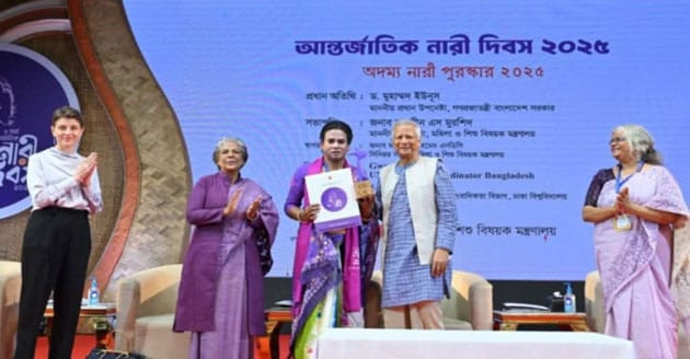 অদম্য নারী পুরস্কার পেলেন রাজশাহীর হিজড়া মোহনা”