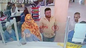 ব্যাংকের ভেতর থেকে নারী গ্রাহকের টাকা নিয়ে পালাল ৩ ব্যক্তি