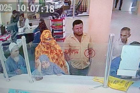 ব্যাংকের ভেতর থেকে নারী গ্রাহকের টাকা নিয়ে পালাল ৩ ব্যক্তি