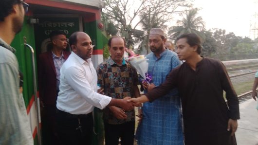 ব্রাহ্মণবাড়িয়ায় কালনী এক্সপ্রেসের যাত্রাবিরতি, ফুল দিয়ে বরণ”