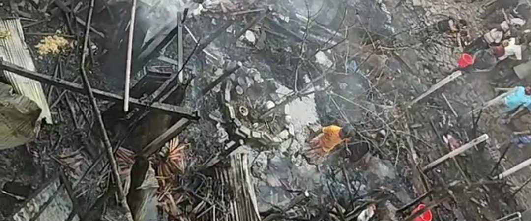 পাইকগাছায় ভয়াবহ অগ্নিকাণ্ডে কয়েকটি ঘর পুড়ে ভস্মীভূত; ব্যাপক ক্ষয়ক্ষতি”