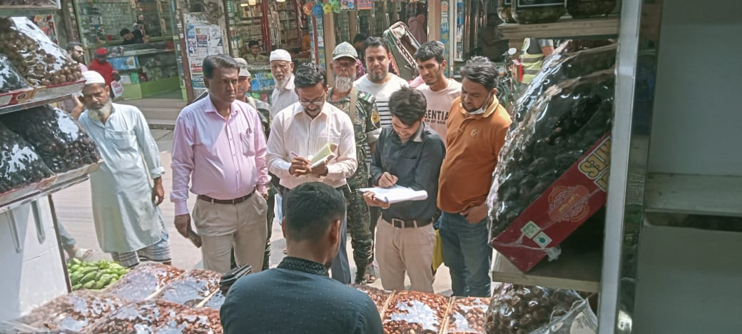 জাত ও মূল্য লেখা না থাকায় ব্রাহ্মণবাড়িয়ায় চার খেজুর ব্যবসায়িকে জরিমানা”