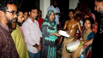 পাইকগাছায় অগ্নিকাণ্ডে ক্ষতিগ্রস্তদের পাশে উপজেলা প্রশাসন”