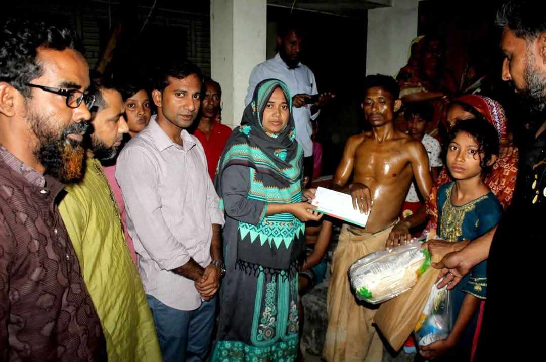 পাইকগাছায় অগ্নিকাণ্ডে ক্ষতিগ্রস্তদের পাশে উপজেলা প্রশাসন”