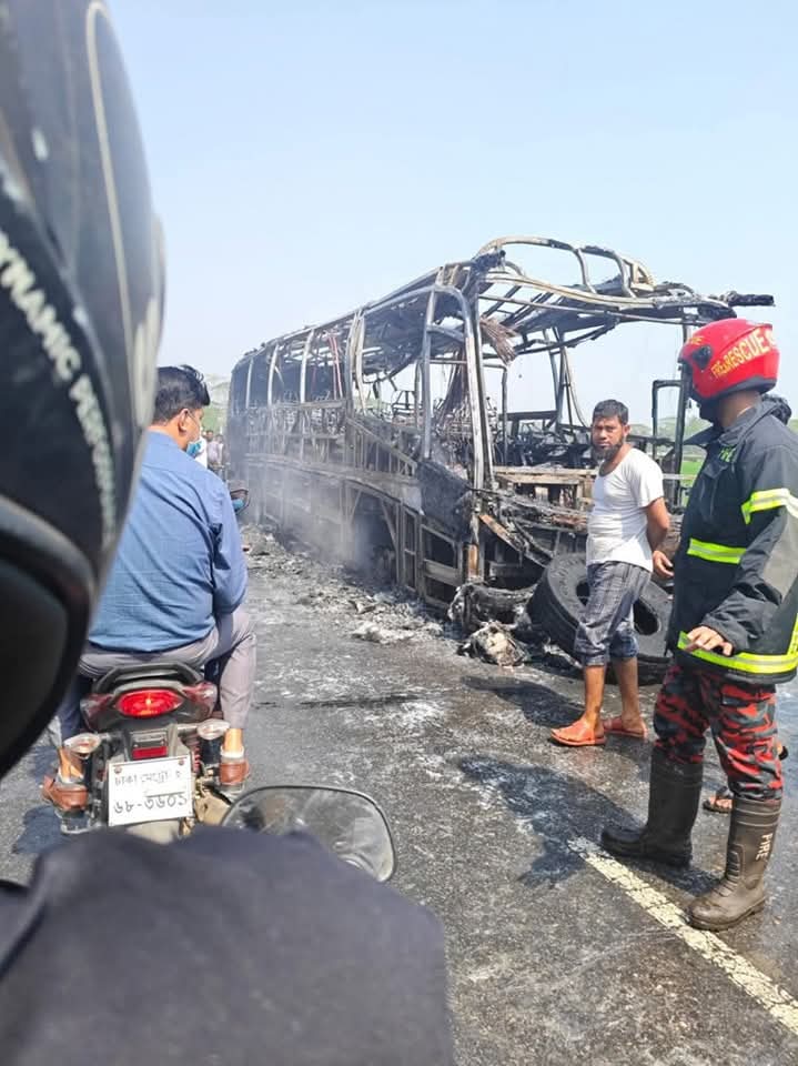বরিশালে চলন্ত গ্রীনলাইন বাসে আবারও অগ্নিকাণ্ড