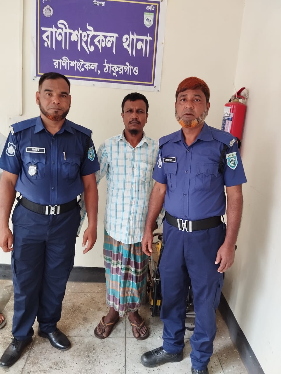 রানীশংকৈল মাদক ব্যবসায়ীকে ভ্রাম্যমাণ আদালতে জেল ও জরিমানা।
