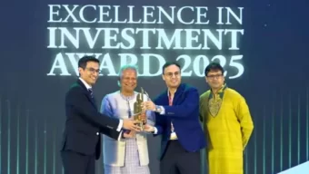 বিভিন্ন প্রতিষ্ঠানকে পুরস্কার দিলেন প্রধান উপদেষ্টা